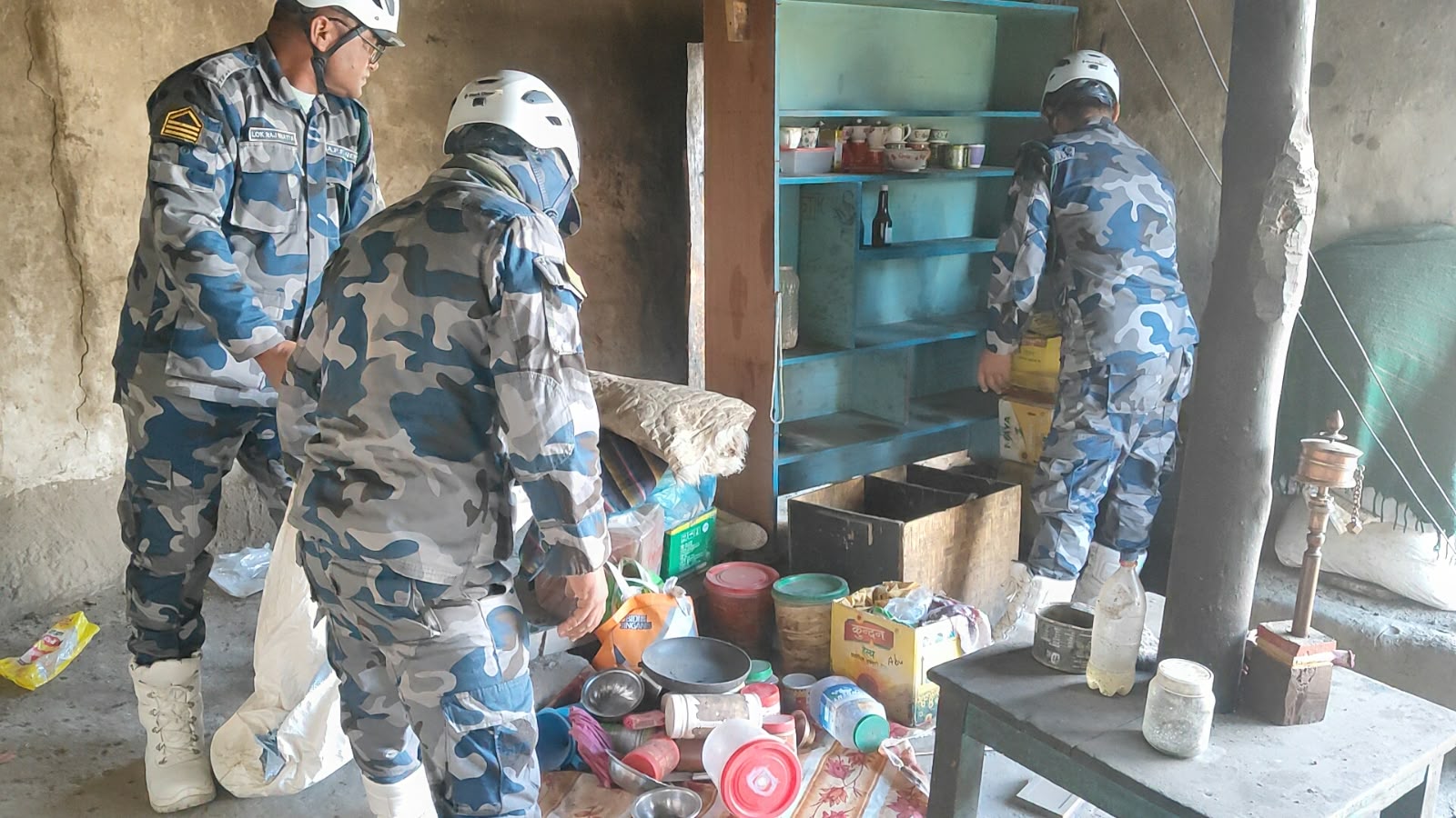 सशस्त्र प्रहरीले भूकम्पबाट क्षतिग्रस्त घरको सामान सुरक्षित स्थानमा सार्‍यो (तस्बिरहरू)