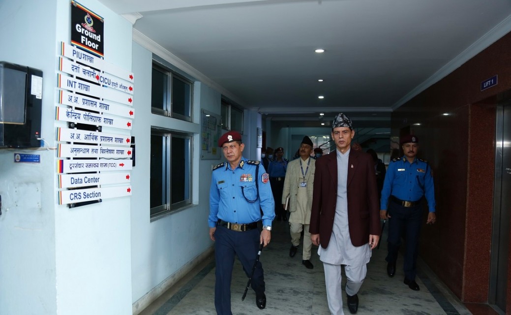 गृहसचिव सिंहद्वारा नेपाल प्रहरी प्रधान कार्यालयको निरीक्षण