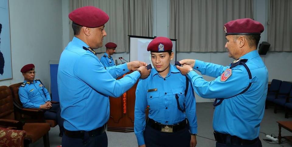 प्रहरी महानिरीक्षक खनालबाट नवनियुक्त प्रहरी निरीक्षकलाई दर्ज्यानी चिह्न सुशोभन