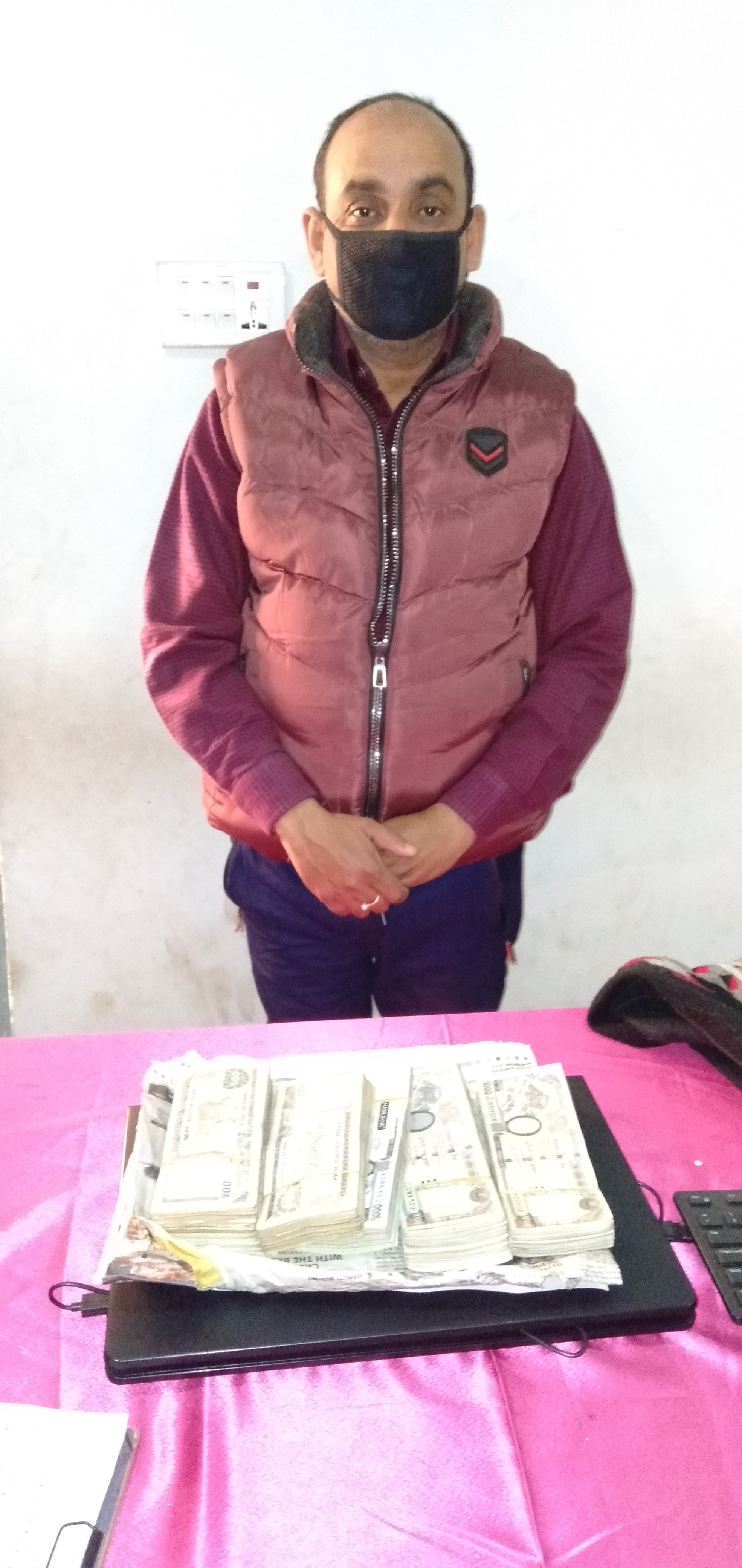 चार लाख ४५ हजार रकमसहित हुण्डी कारोबारी पक्राउ
