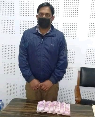 १२ लाख भारतीय रुपैयाँ सहित एक पक्राउ