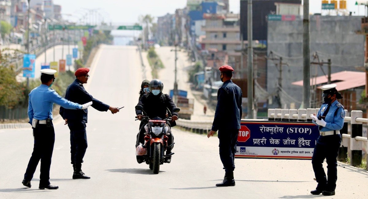 उपत्यकामा लकडाउन उल्लघंन गर्ने १२ सय ११ जना नियन्त्रणमा