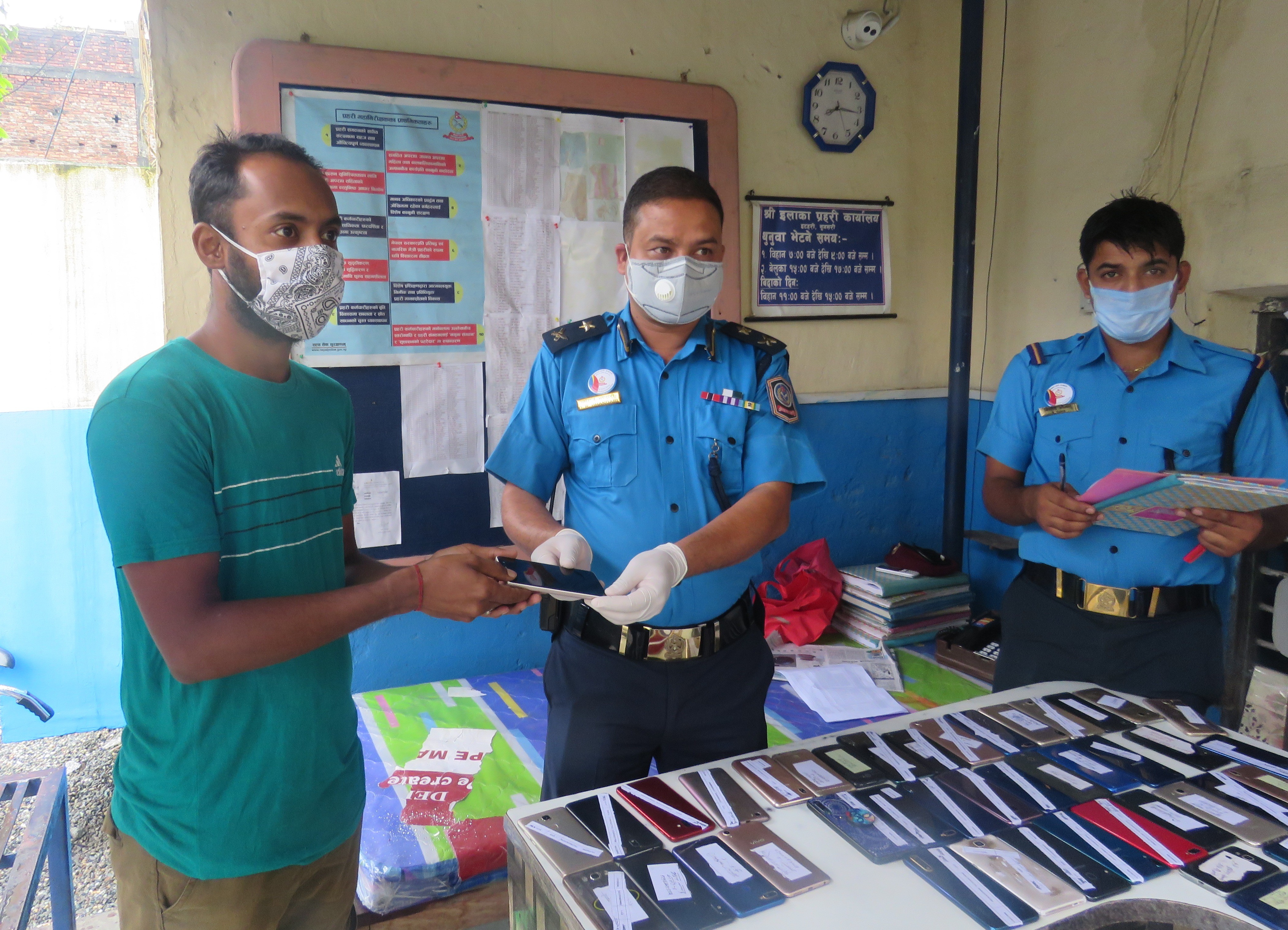 इटहरी प्रहरीले हराएका तथा चोरिएका ४५ थान मोबाइल सम्बन्धितलाई बुझायो