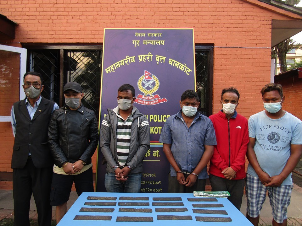 सुनको अक्षरमा लेखिएको धार्मिक ग्रन्थ पाँच करोडमा बेच्न खोज्ने ६ पक्राउ