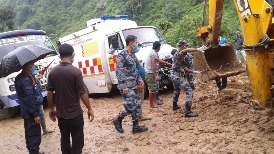 बाढी तथा पहिरोमा उद्वार गर्दै  सशस्त्र प्रहरी (फोटोफिचर)