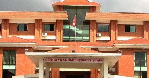 ६ लाख घुससहित मालपोत प्रमुख र लेखापढी व्यवसायी पक्राउ