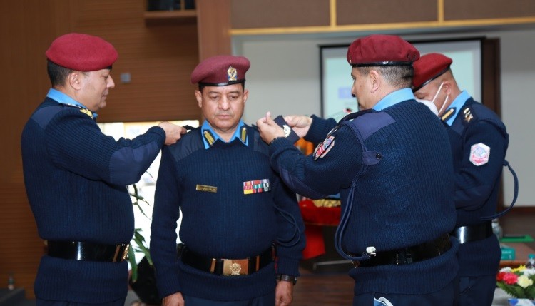 प्रहरी महानिरीक्षक थापाद्वारा दर्ज्यानी चिन्ह सुशोभन