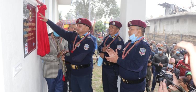 डीआईजी कार्कीद्वारा प्रहरी चौकी डुम्राहाको नव निर्मित भवनको उद्घाटन