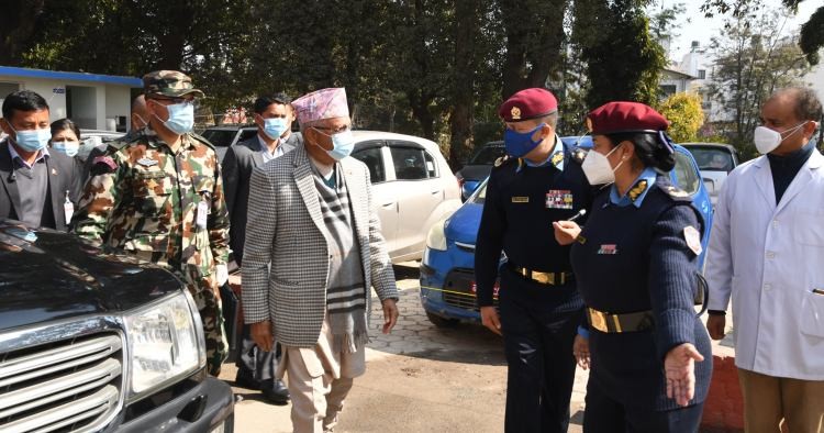 प्रधानमन्त्री ओलीद्वारा नेपाल प्रहरी अस्पतालमा शुभारम्भ भएको कोभिड-१९ खोप केन्द्रको निरीक्षण