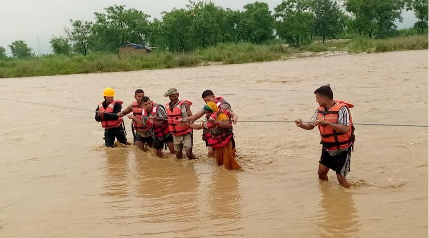 कमला नदिको बीच टापुमा फसेका तीन जनाको सशस्त्र प्रहरीद्वारा सकुशल उद्वार