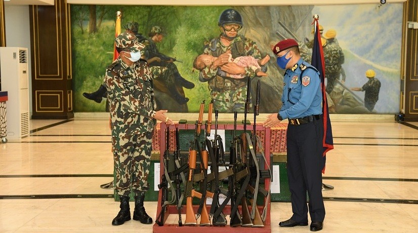 नेपाली सेनाद्वारा नेपाल प्रहरीलाई हतियार तथा एम्युनिशन हस्तान्तरण