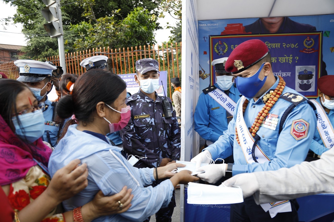 प्रहरी दिवसको अवसरमा आईजीपी थापाद्वारा मास्क वितरण