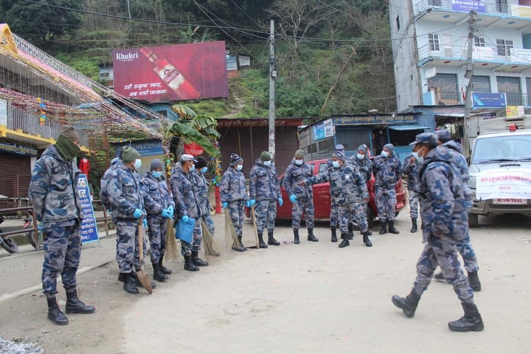 डोटीको पीपल्ला बजारको सरसफाइमा सशस्त्र प्रहरी