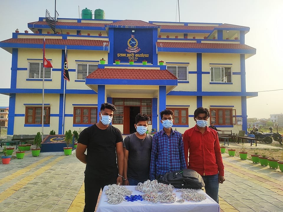 चाँदीका गरगहना लुटपाट गर्ने ४ जना पक्राउ