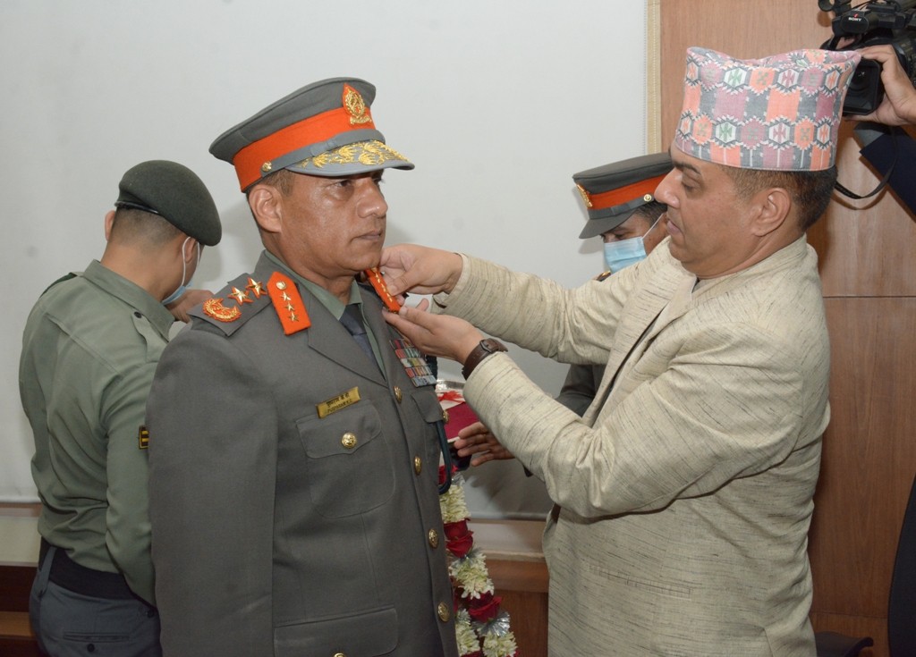 नवनियुक्त सशस्त्र प्रहरी महानिरीक्षक पुष्पराम केसीलाई दर्ज्यानी चिन्ह प्रदान (फोटोफिचर)