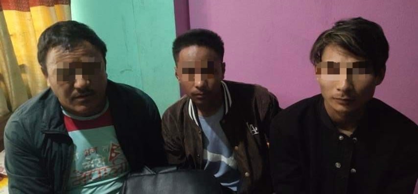 चितुवाको छालासहित ३ जना पक्राउ