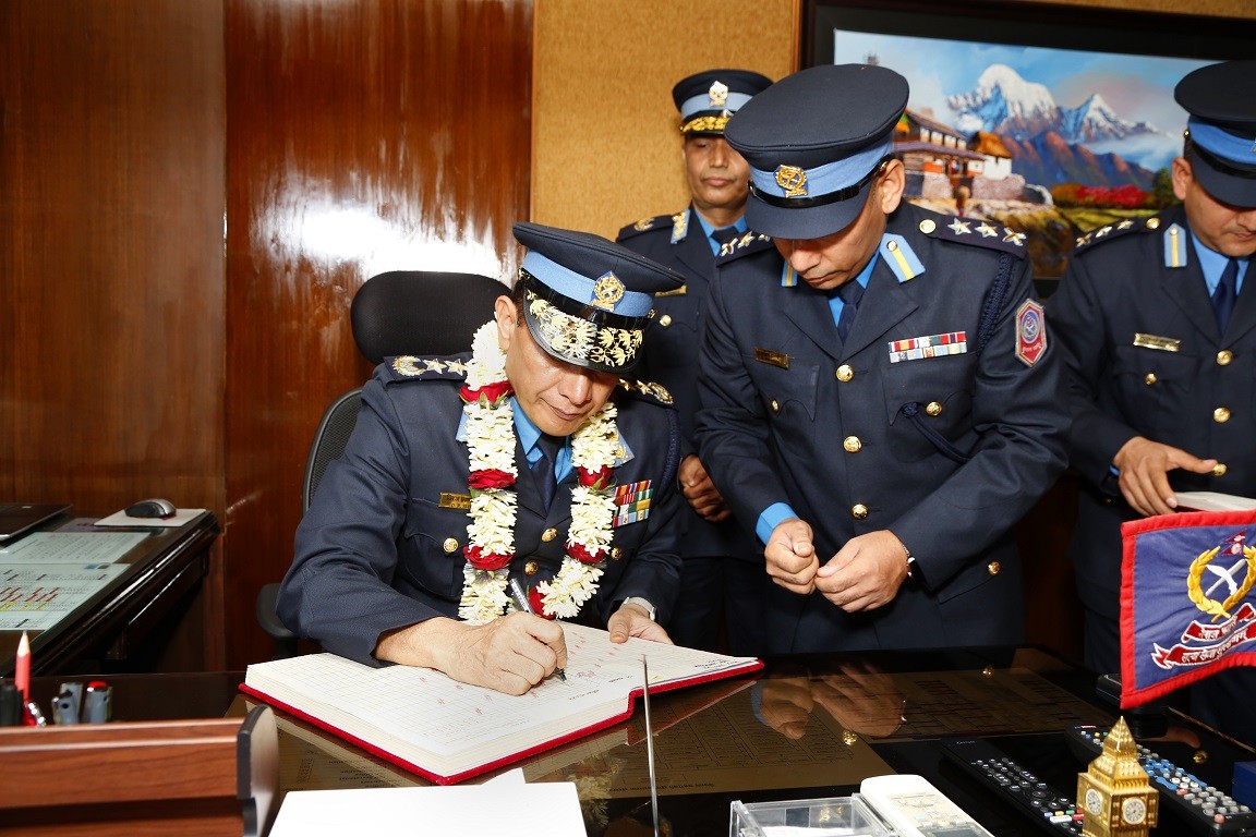 प्रहरी मुख्यालयमा नवनियुक्त आईजीपी धीरजप्रताप सिंहको इन्ट्री (फोटोफिचर)