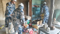 सशस्त्र प्रहरीले भूकम्पबाट क्षतिग्रस्त घरको सामान सुरक्षित स्थानमा सार्‍यो (तस्बिरहरू)