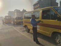 मापदण्ड पुरा नगर्ने १४ स्कुल बसका चालक ट्राफिक प्रहरीको कारबाहीमा