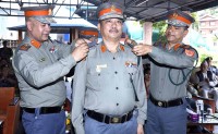सशस्त्र महानिरीक्षक अर्यालद्वारा ठाडा मगरलाई  दर्ज्यानी चिह्न प्रदान