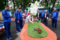 प्रहरी प्रधान कार्यालय परिसरमा आईजीपी थापाले रोपे श्रीखण्ड र नीमको विरुवा
