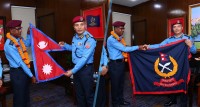 मकालु चुम्न हिँडेका सई चौधरीलाई राष्ट्रिय र प्रहरीको झण्डा हस्तान्तरण
