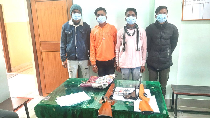 विभिन्न हातहतियारसहित ४ जना पक्राउ