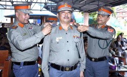 सशस्त्र महानिरीक्षक अर्यालद्वारा ठाडा मगरलाई  दर्ज्यानी चिह्न प्रदान