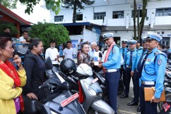 ट्राफिक प्रहरीद्वारा २० वटा दुईपांग्रे सवारी साधन हस्तान्तरण