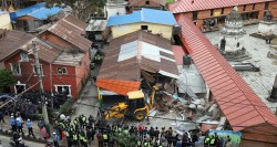 थापाथलीस्थित ट्राफिक प्रहरी पोष्टमा बालेनको डोजर