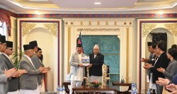 निर्वाचन आयोगले राष्ट्रपतिलाई बुझायो परिणामसहितको निर्वाचन प्रतिवेदन