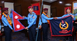 मकालु चुम्न हिँडेका सई चौधरीलाई राष्ट्रिय र प्रहरीको झण्डा हस्तान्तरण