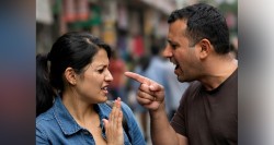 सार्वजनिक स्थानमै महिला माथि अभद्र व्यवहार, को हुन् कुमार ?