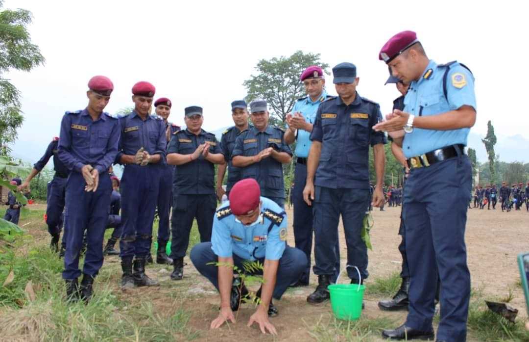 सुदुरपश्चिम प्रदेश प्रहरी तालिम केन्द्रमा वृक्षारोपण