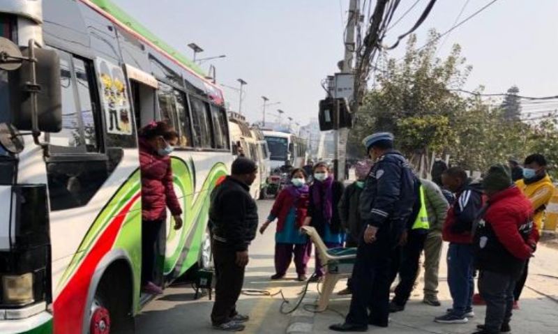 मापदण्डभन्दा बढी धूँवा फाल्ने २७ सवारी साधन ट्राफिक प्रहरीको कारवाहीमा