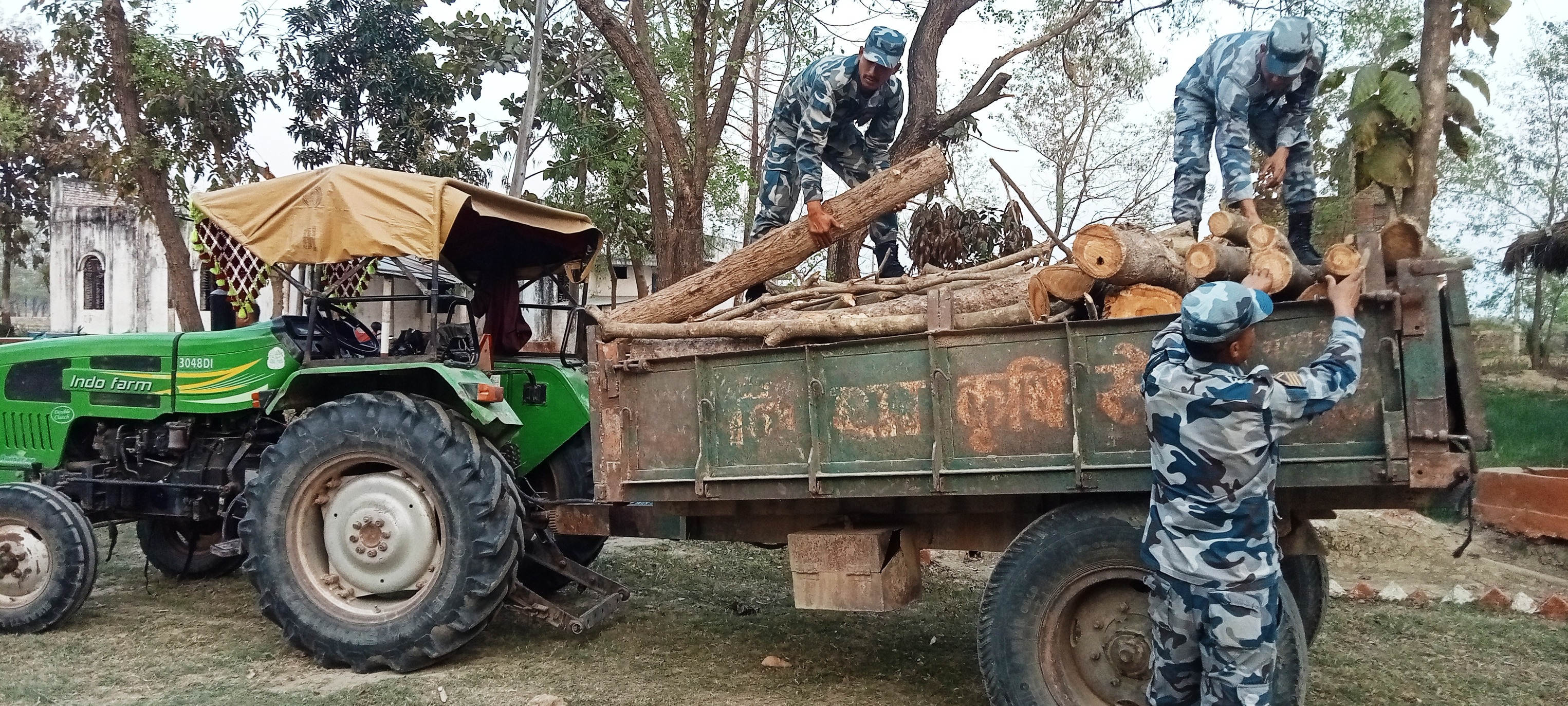 अवैध काठसहित ट्रयाक्टर सशस्त्र प्रहरीको नियन्त्रणमा