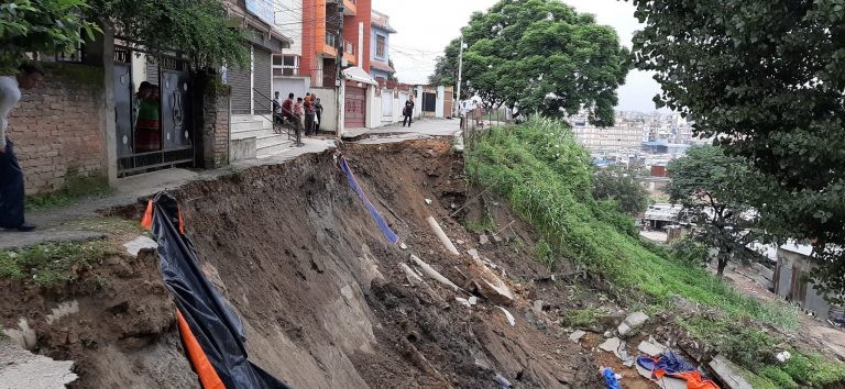 लोकन्थलीमा पुनः पहिरो, सडक भासियो, छ घर उच्च जोखिममा