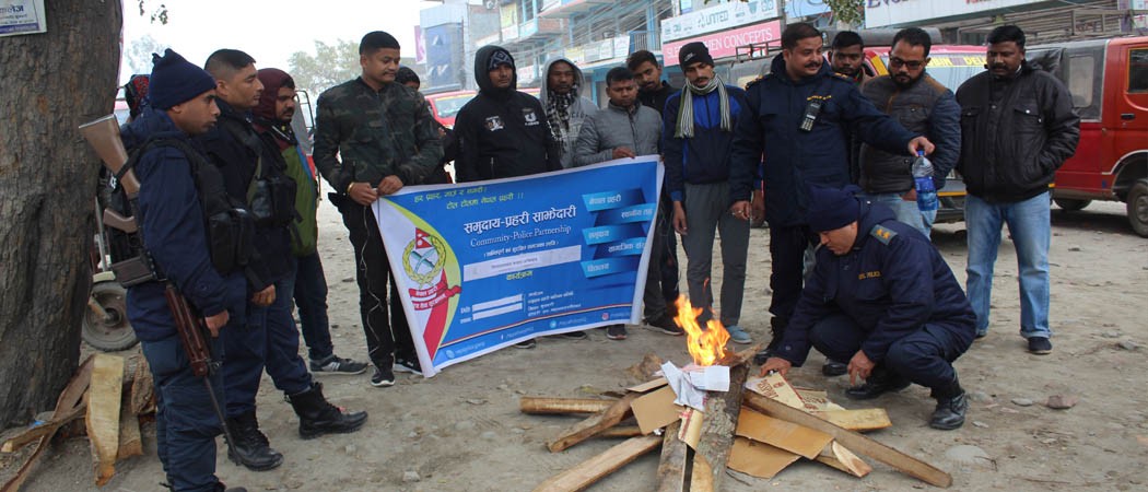 शितलहर बढेसँगै इटहरी प्रहरीले मिलायो चोकचोकमा आगो ताप्ने ब्यबस्था