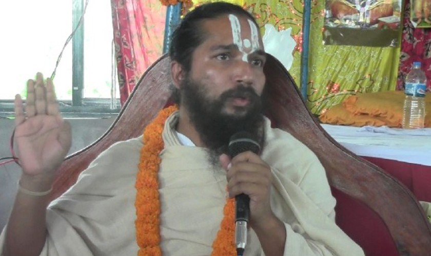 सिद्धबाबाको पक्ष र विपक्षमा महिलाः अदालत अगाडि जयजयकार र विरोध प्रर्दशन