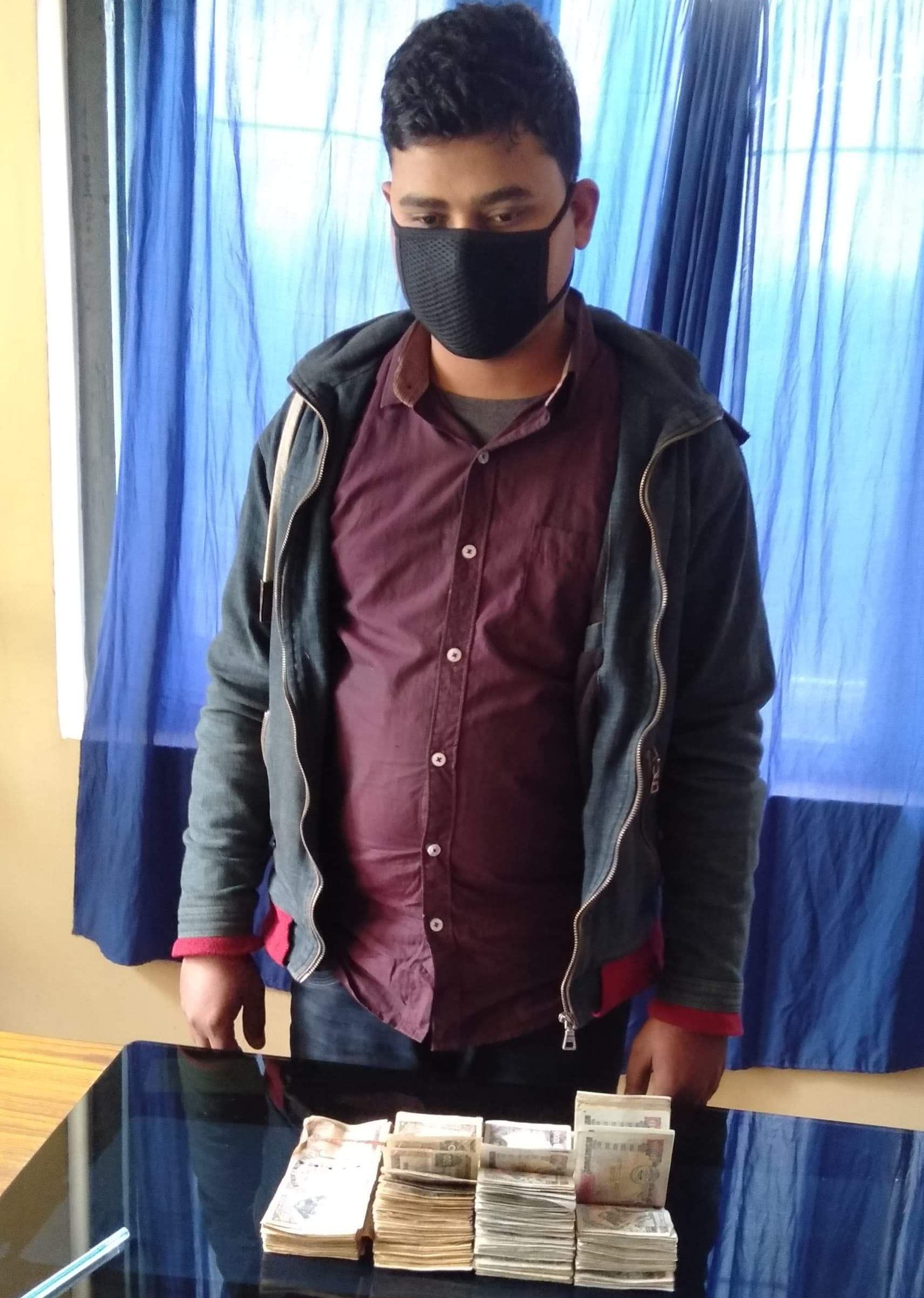 पर्साबाट तीन लाखसहित हुण्डी कारोबारी पक्राउ