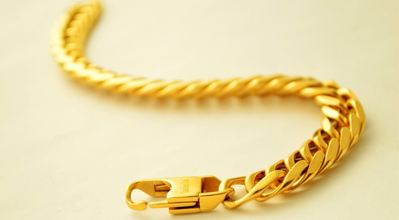 सुनको ब्रासलेट र मोबाइल लुटपाट