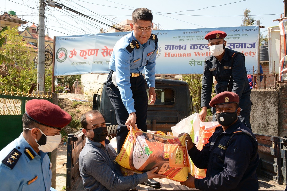 दैनिक ज्याला मजदुरी गर्नेहरुका लागि प्रहरीद्वारा खाद्यान्न सामग्री वितरण