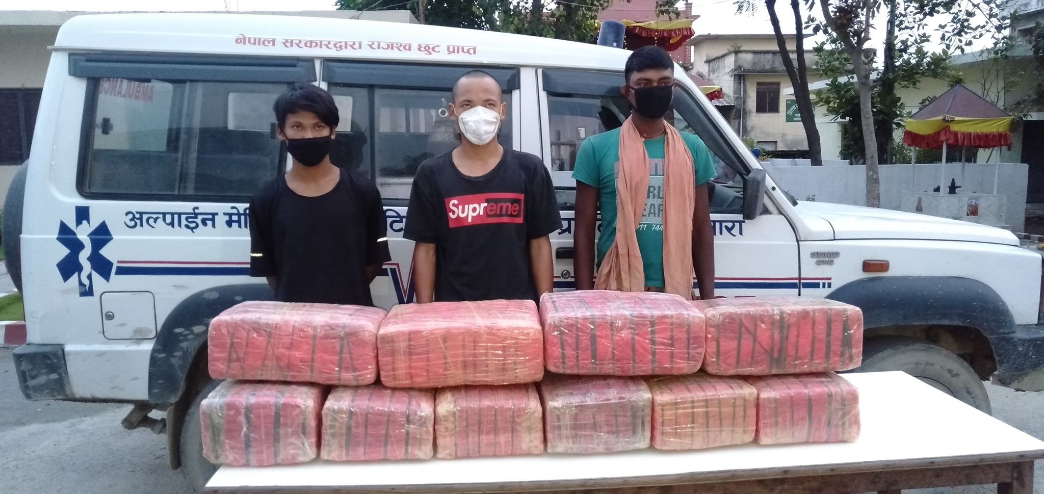 अल्पाईन मेडिकल कलेजको एम्बुलेन्समा गाँजा तस्करी, तीन जना पक्राउ