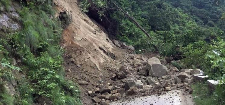 पहिरोले पृथ्वीराजमार्ग अन्तर्गत तनहुँ खण्ड अवरुद्ध