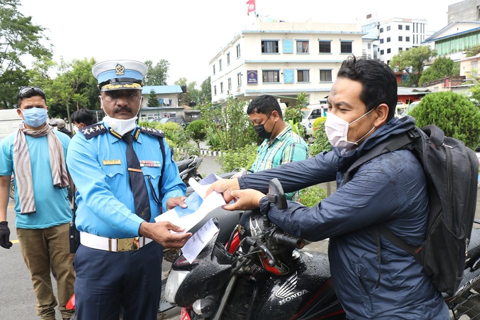 ट्राफिक प्रहरीले हराएका ३० वटा मोटरसाइकल फेला पारी सम्वन्धित धनीलाई बुझायो