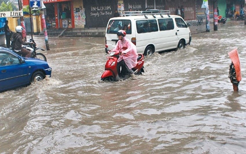 ढल निकास नहुँदा जलमग्न भए काठमाडौंका सडक