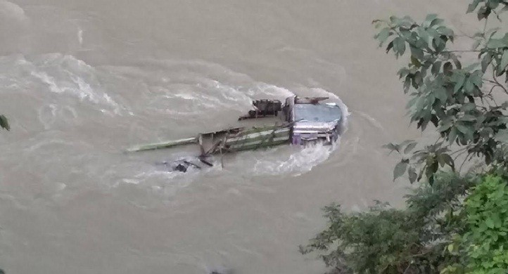 त्रिशूलीमा खस्यो मालबाहक कन्टेनर
