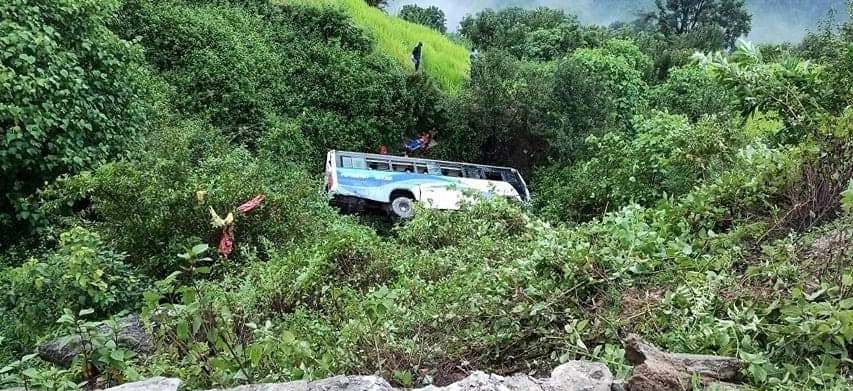 डोटीमा बस दुर्घटना : तीन जनाको ज्यान गयो, ३१ घाइते