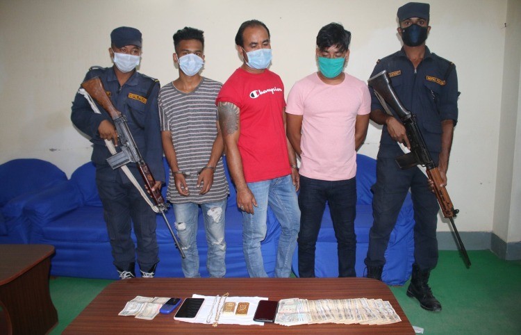 जुत्तामा लुकाई राखेको एक किलो सुनसहित तीन जना पक्राउ
