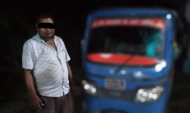 भारतबाट तस्करी गरेर ल्याइएका पटाकासहित अटो चालक पक्राउ
